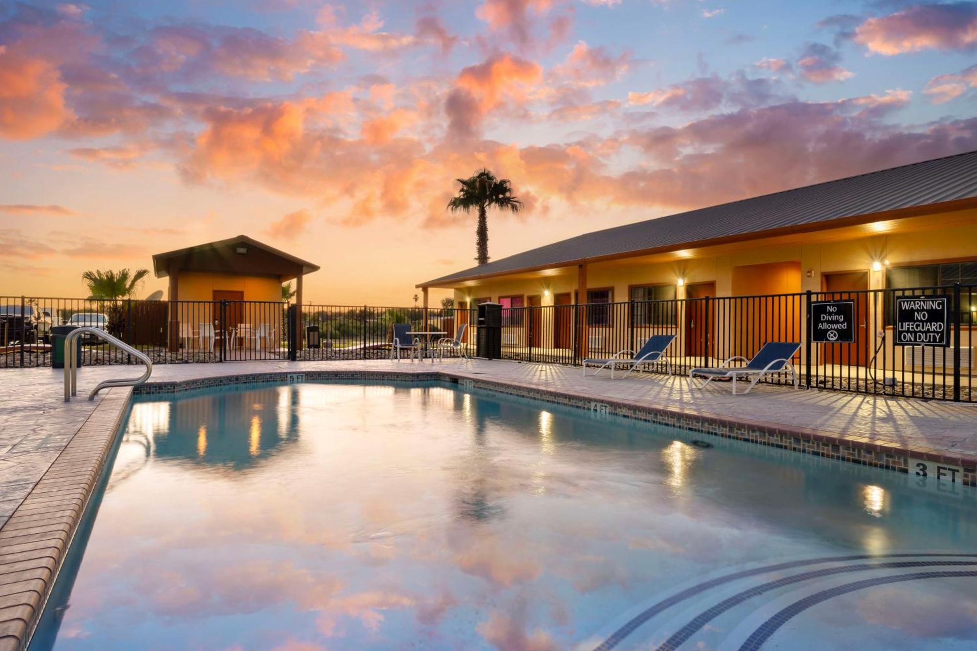 Best Western Hebbronville Inn Bagian luar foto