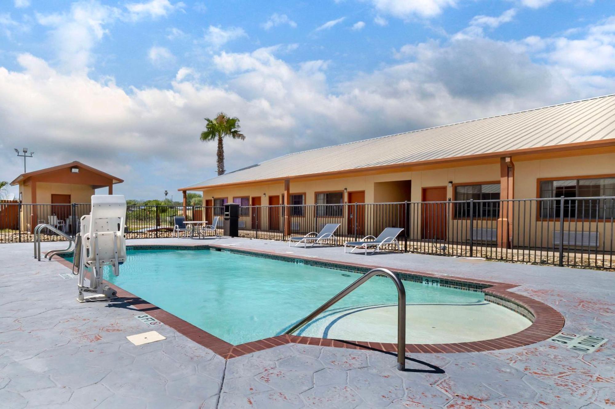 Best Western Hebbronville Inn Bagian luar foto