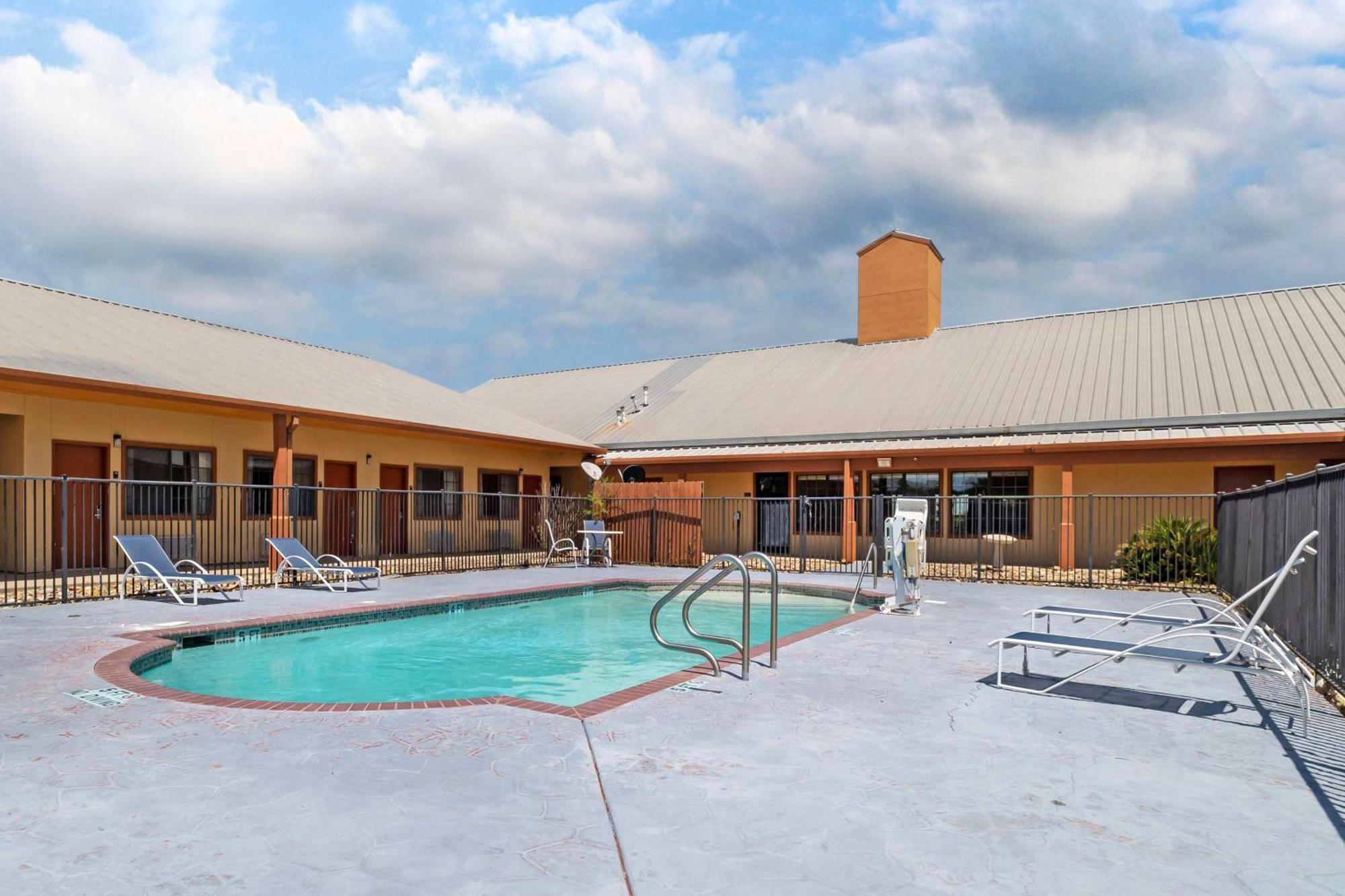 Best Western Hebbronville Inn Bagian luar foto